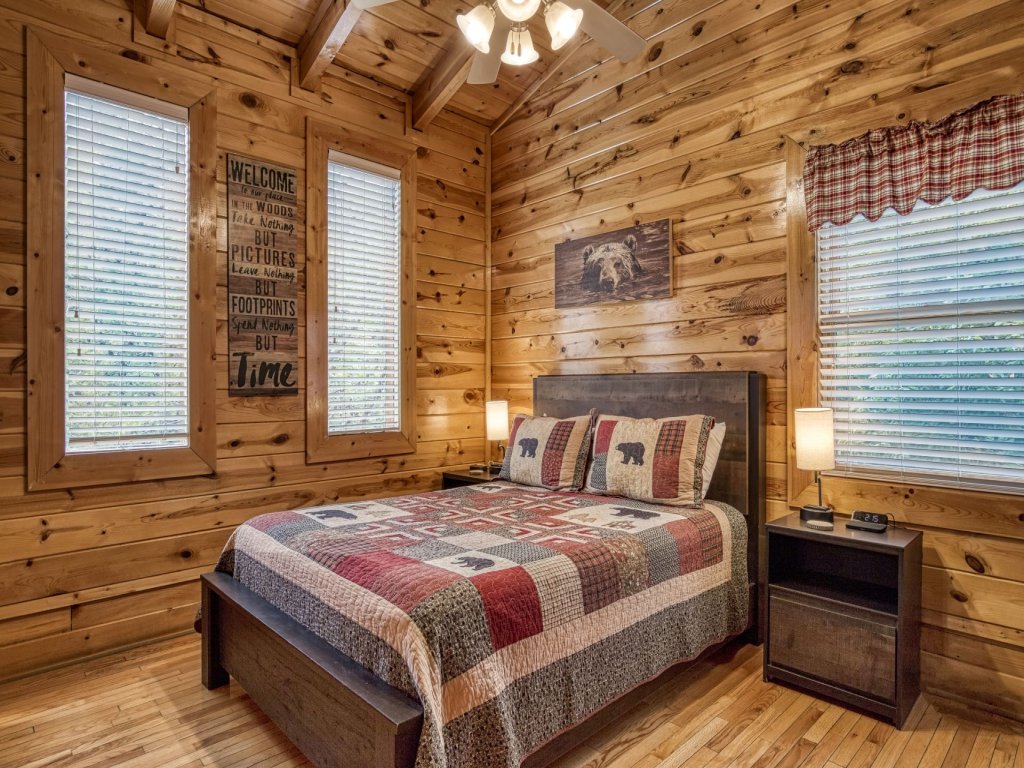 ERN834 - Lakeside Getaway Vacation Rental in Pigeon Forge - RedAwning