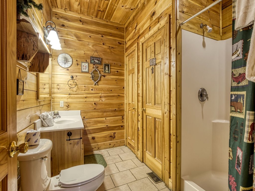 ERN854 - Wagon Wheel Lodge Vacation Rental in Pigeon Forge - RedAwning