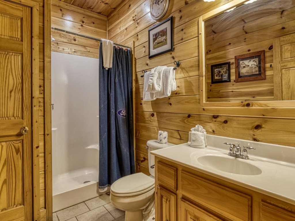 ERN854 - Wagon Wheel Lodge Vacation Rental in Pigeon Forge - RedAwning
