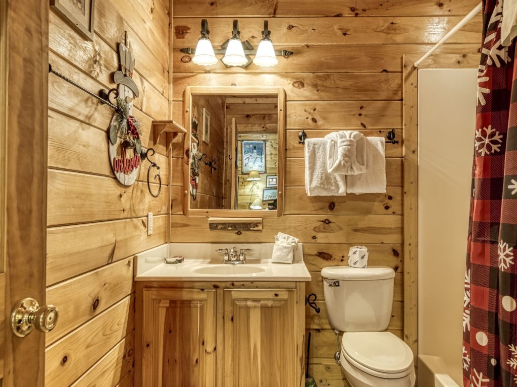 ERN854 - Wagon Wheel Lodge Vacation Rental in Pigeon Forge - RedAwning