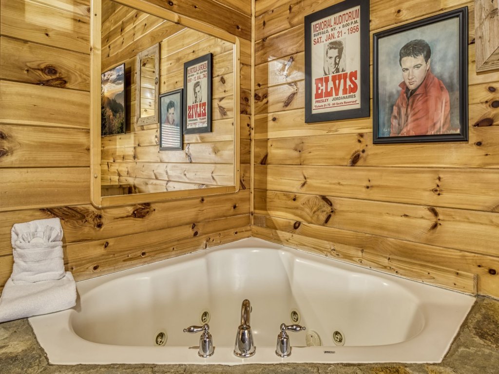 ERN854 - Wagon Wheel Lodge Vacation Rental in Pigeon Forge - RedAwning