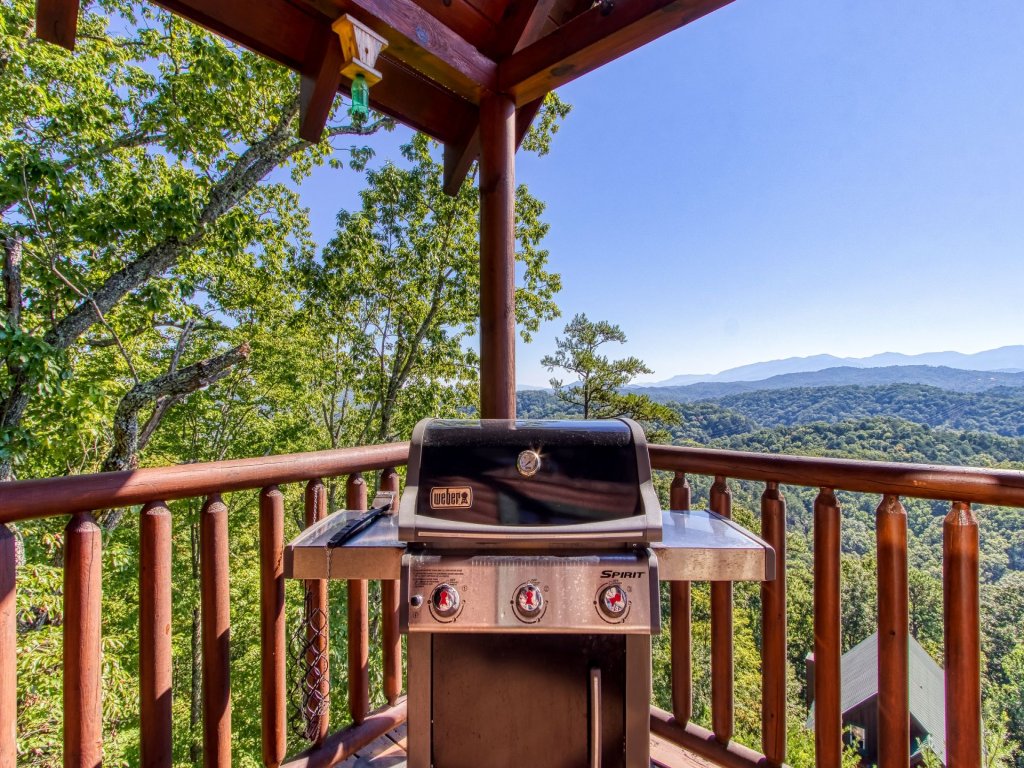 Majestic Mountain View Vacation Rental in Pigeon Forge - RedAwning