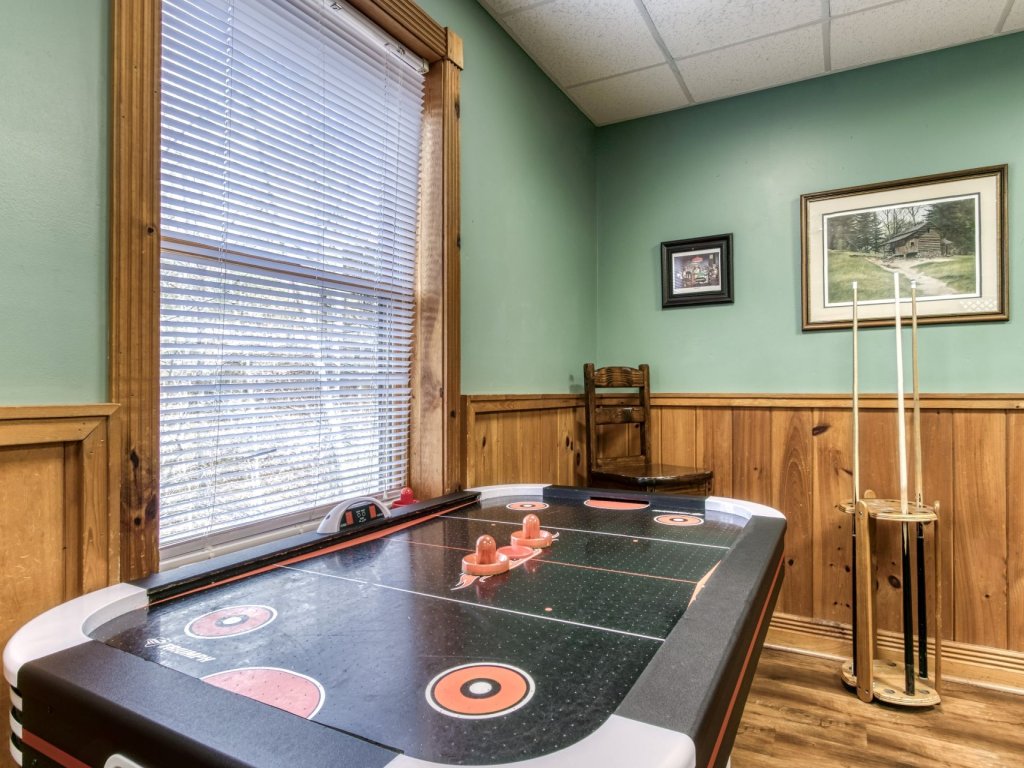 ER92 - Virginia's Villa Vacation Rental in Pigeon Forge - RedAwning