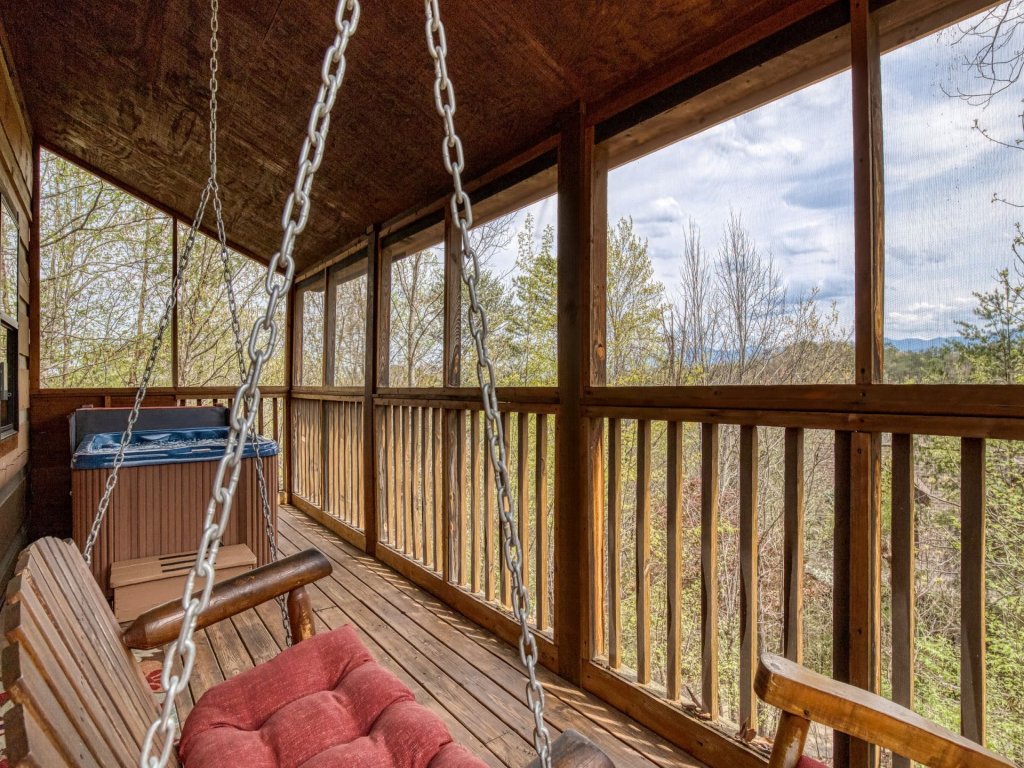 ER18 - Cozy Bear View Vacation Rental in Pigeon Forge - RedAwning