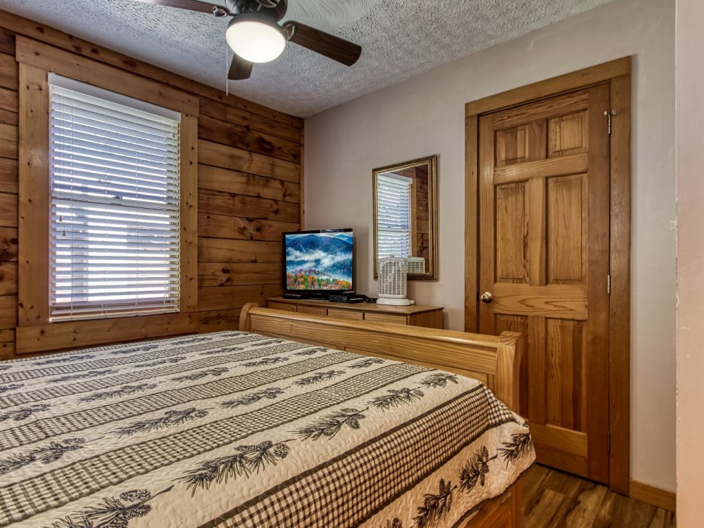 ER15 - A Bears Life Vacation Rental in Pigeon Forge - RedAwning