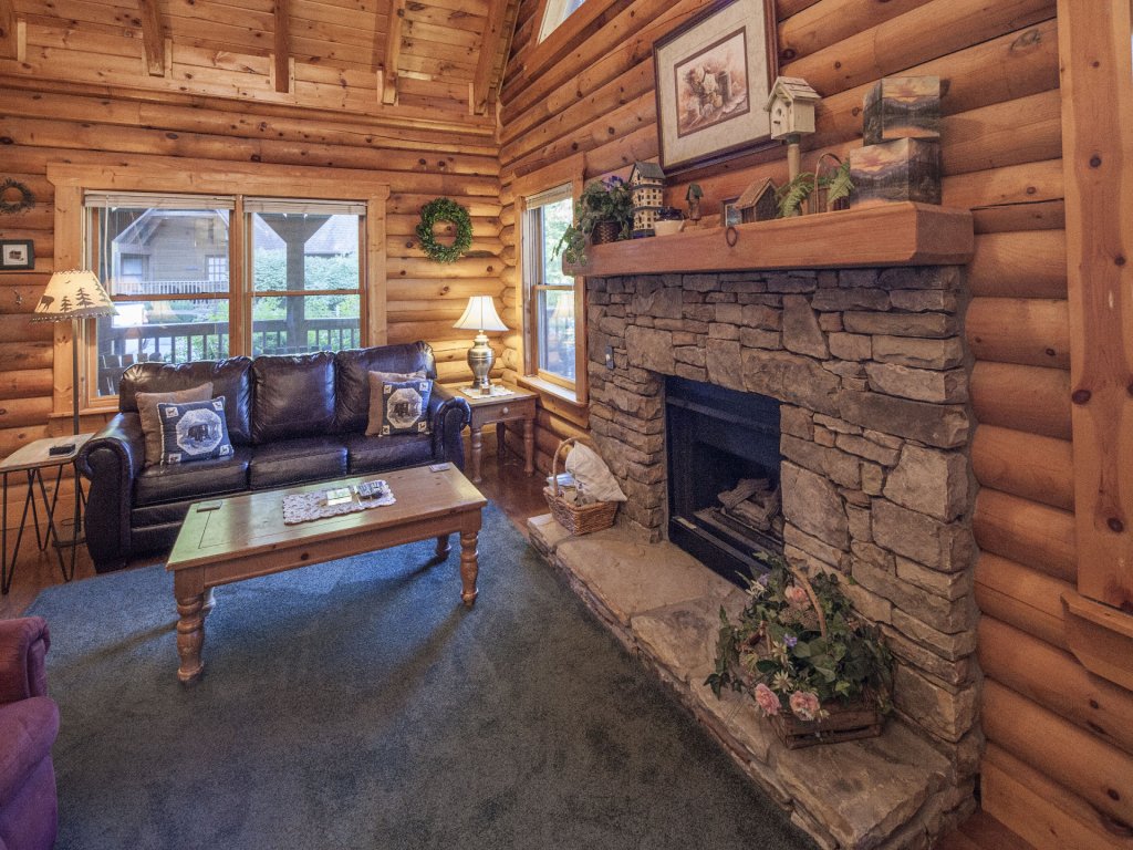 ER36 - Cozy Creekside Vacation Rental in Pigeon Forge - RedAwning