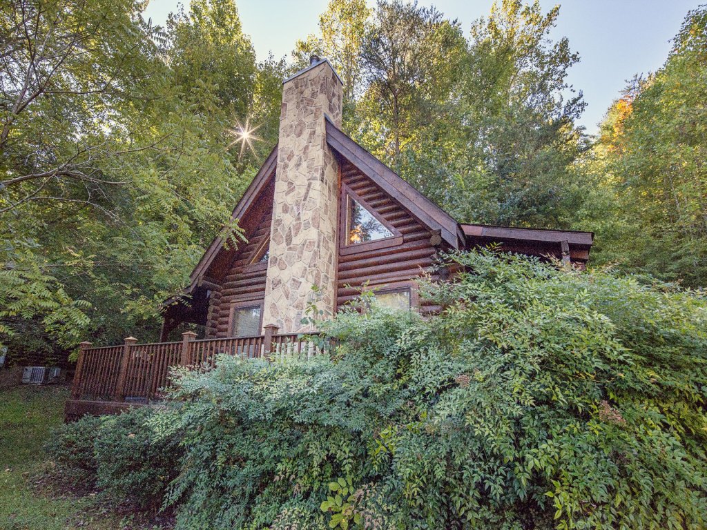 ER36 - Cozy Creekside Vacation Rental in Pigeon Forge - RedAwning