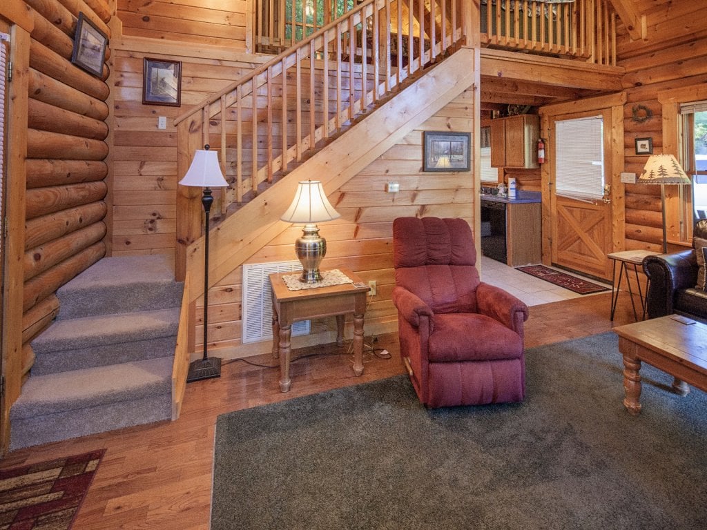 ER36 - Cozy Creekside Vacation Rental in Pigeon Forge - RedAwning