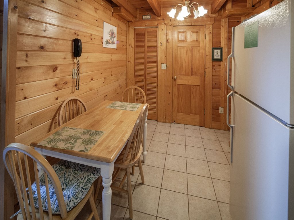 ER36 - Cozy Creekside Vacation Rental in Pigeon Forge - RedAwning