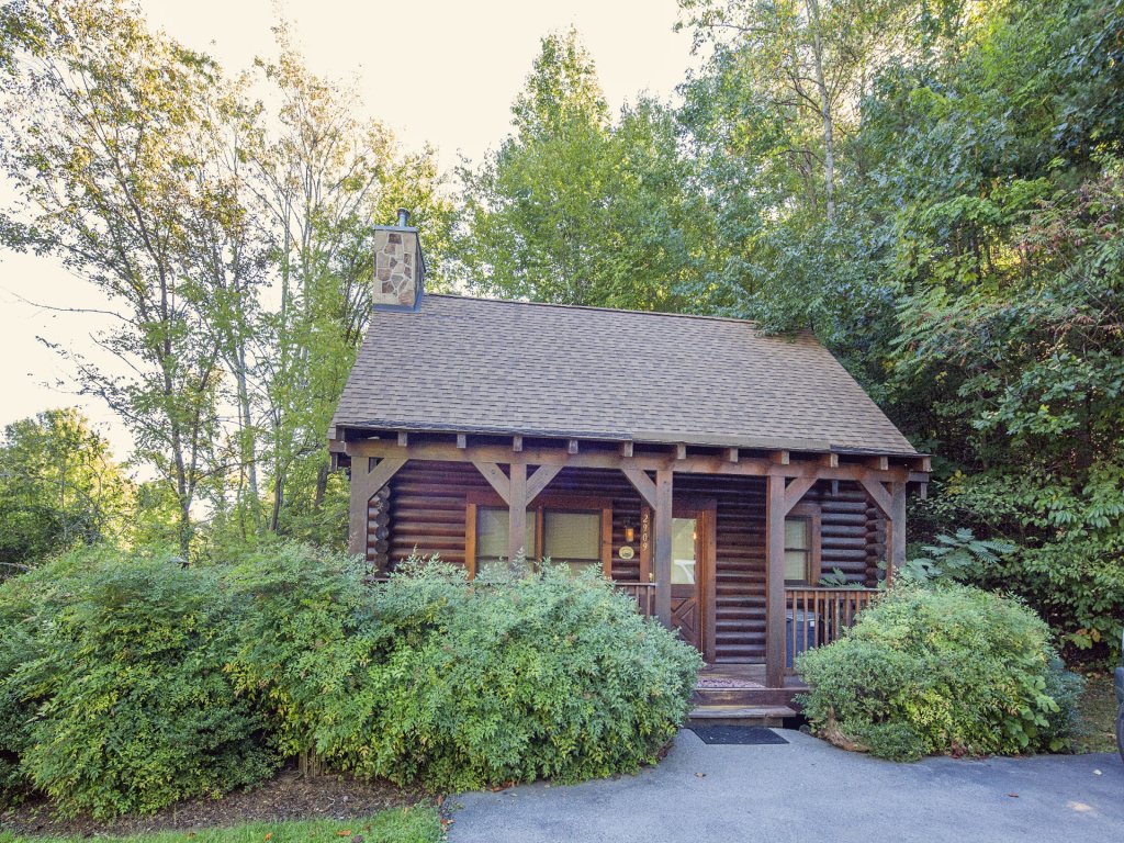 ER36 - Cozy Creekside Vacation Rental in Pigeon Forge - RedAwning