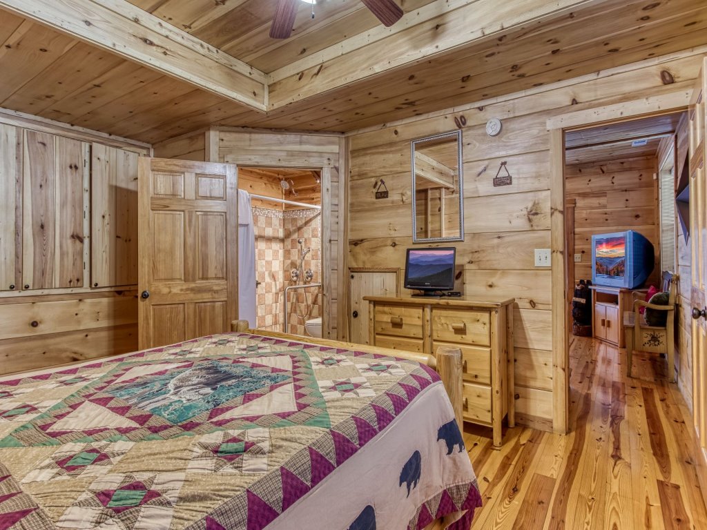Cinema Falls Vacation Rental in Pigeon Forge - RedAwning