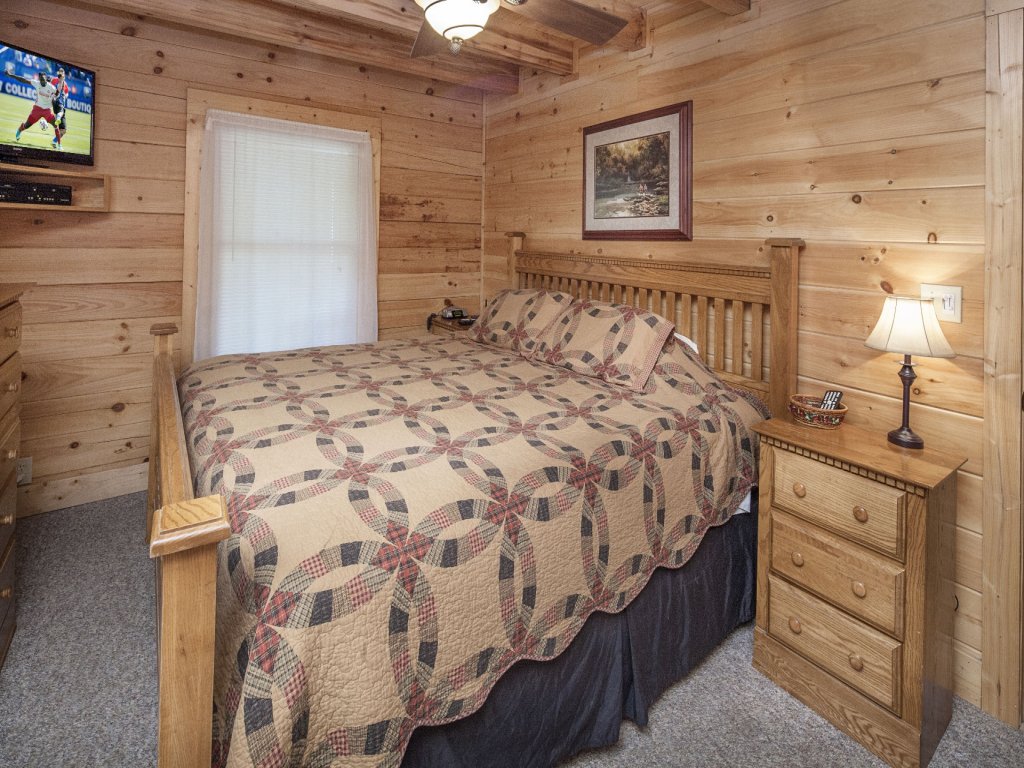 ER205 - Love Nest Vacation Rental in Pigeon Forge - RedAwning