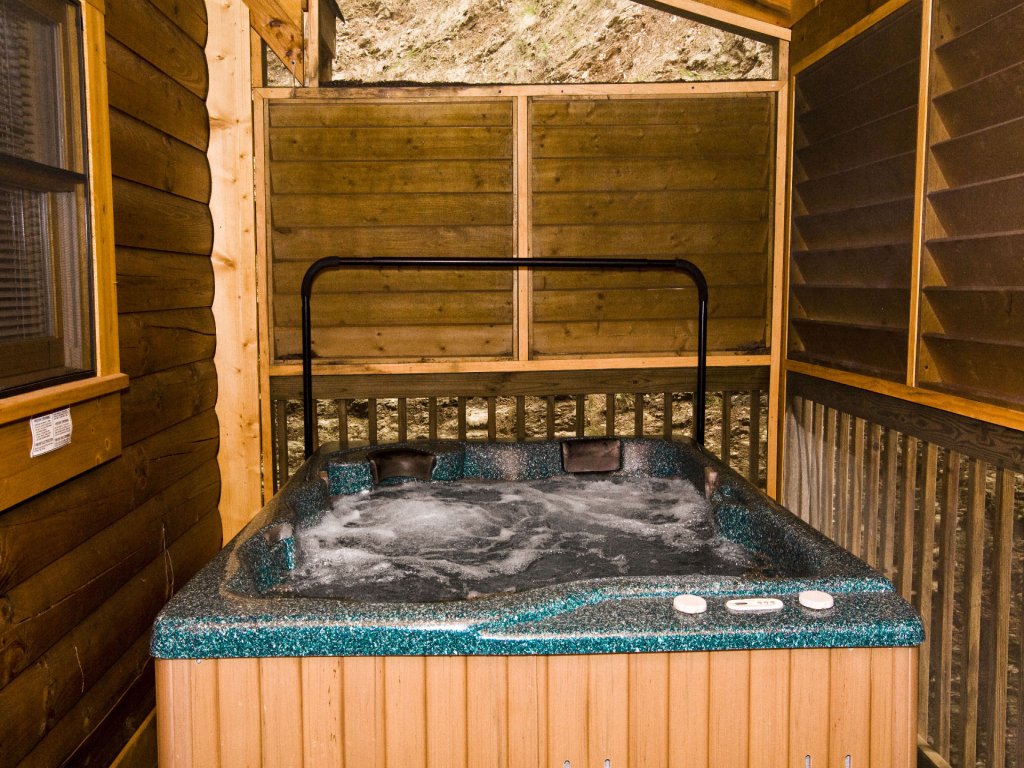 ER205 - Love Nest Vacation Rental in Pigeon Forge - RedAwning