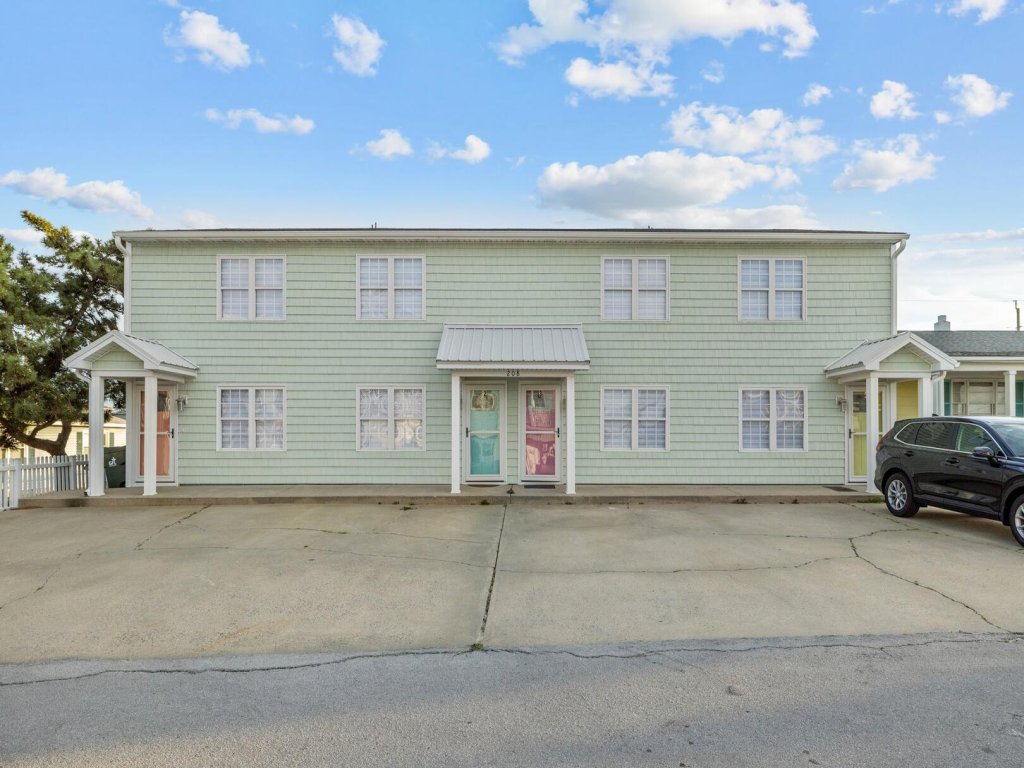 Anchors Away Unit 2 Vacation Rental in North Carolina - RedAwning