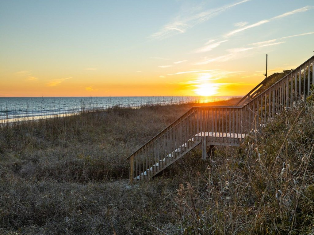 Dogwood Treehouse Vacation Rental in North Carolina - RedAwning