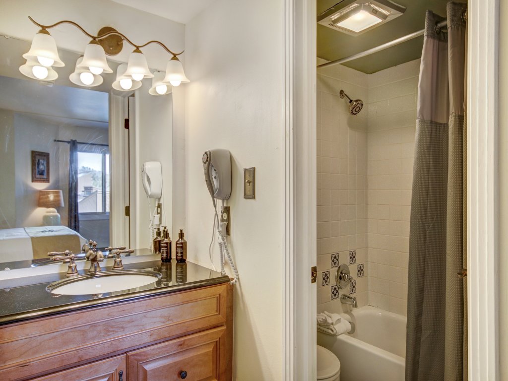 2BR/2BA Condo on Shuttle Route - Wild Irishman 1015 - Pool & more! Vacation Rental in Keystone - RedAwning