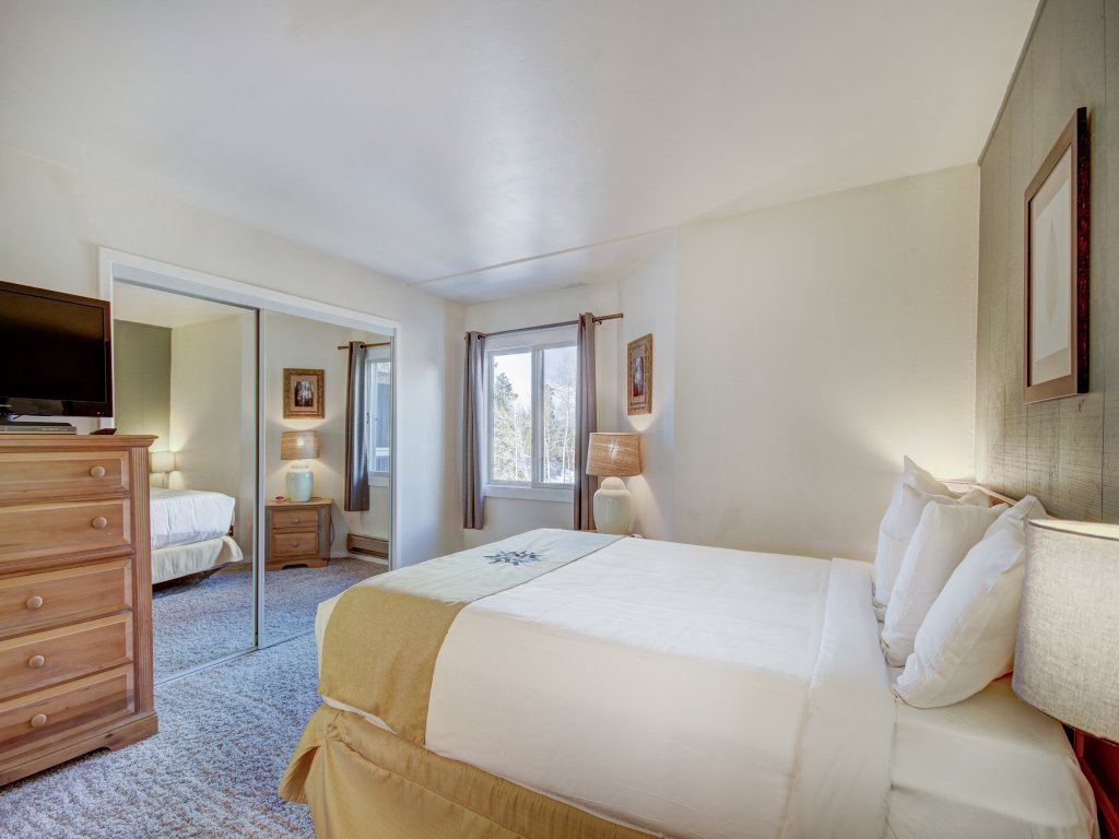 2BR/2BA Condo on Shuttle Route - Wild Irishman 1015 - Pool & more! Vacation Rental in Keystone - RedAwning