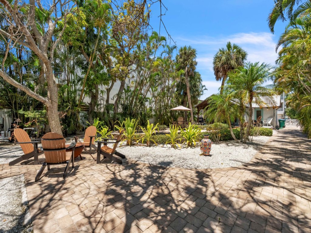 Shady Mango Vacation Rental in Anna Maria - RedAwning