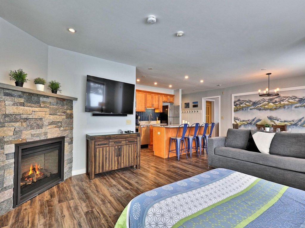 Killington Center Inn & Suites - 1 Bed 2 Bath Sleeps 6 - 1K 1Q SS Vacation Rental in Killington - RedAwning