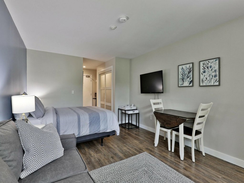 Killington Center Inn & Suites - 0 Bed 1 Bath Sleeps 4 - 1Q SS (Standard) Vacation Rental in Killington - RedAwning
