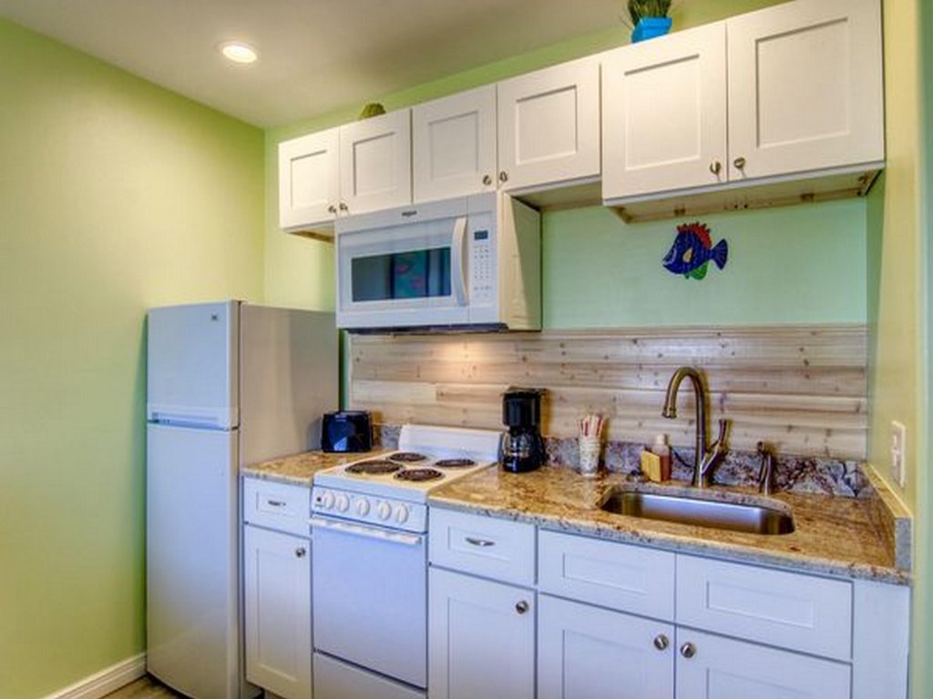BeachGate Condo Suites and Hotel - Hotel Effic 1 Queen Vacation Rental in Port Aransas - RedAwning