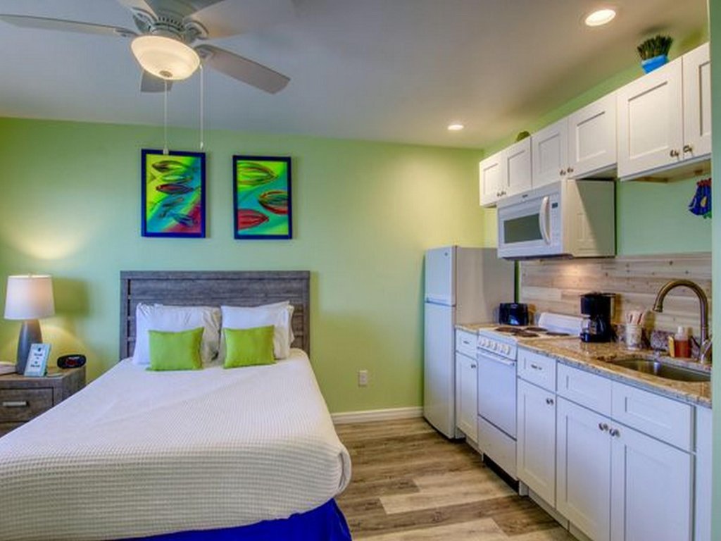 BeachGate Condo Suites and Hotel - Hotel Effic 1 Queen Vacation Rental in Port Aransas - RedAwning