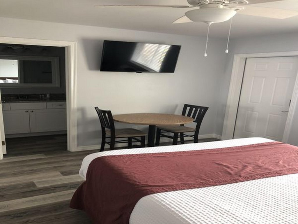 BeachGate Condo Suites and Hotel - Hotel Effic 1 Queen Vacation Rental in Port Aransas - RedAwning