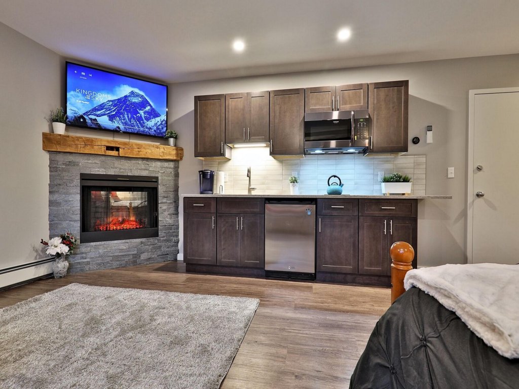 Killington Center Inn & Suites - 0 Bed 1 Bath Sleeps 4 - 1Q SS (Deluxe) Vacation Rental in Killington - RedAwning