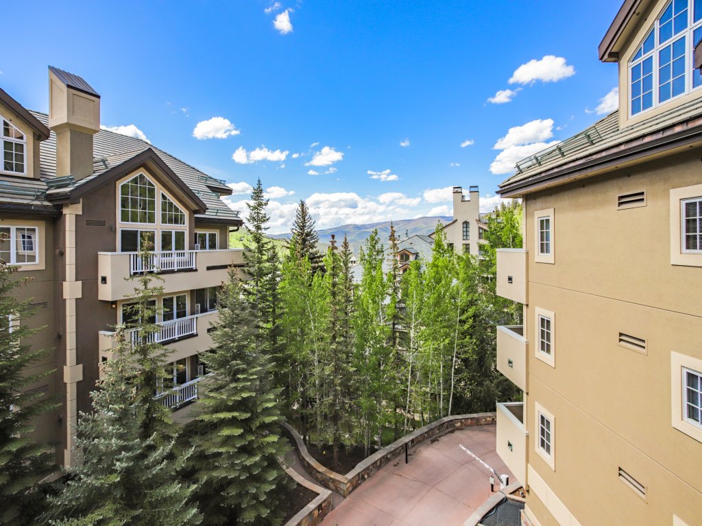 Luxurious 3 bedroom 3 bath condo! Vacation Rental in Beaver Creek - RedAwning