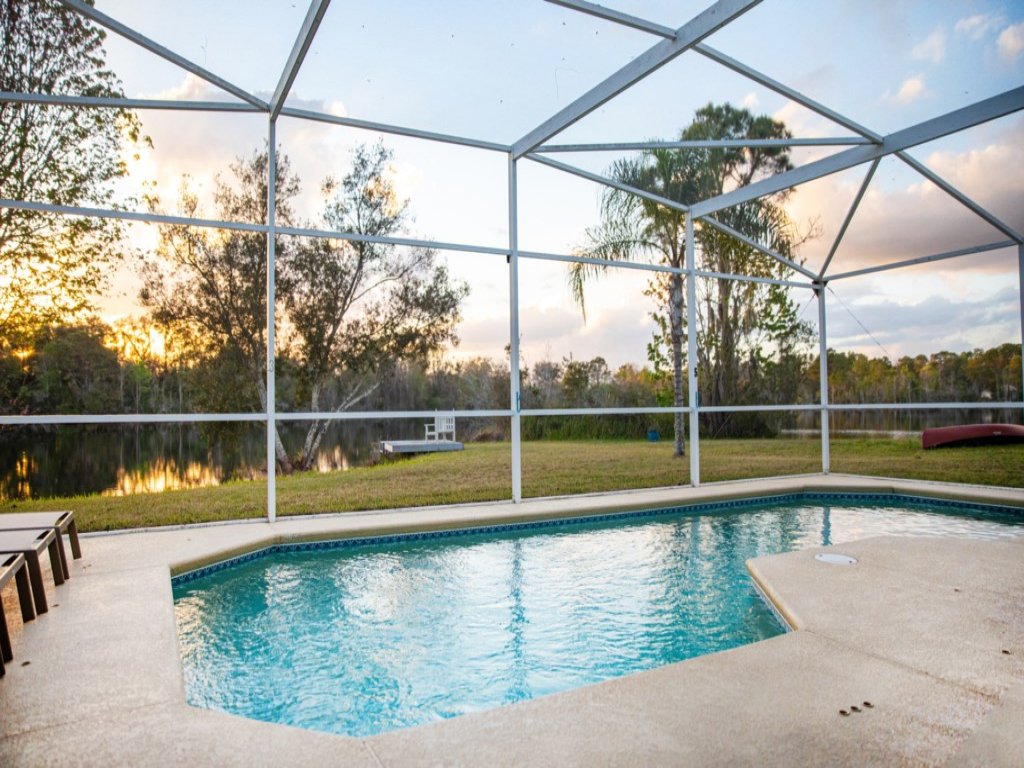 Lakeside Sunset Vacation Rental in Davenport - RedAwning