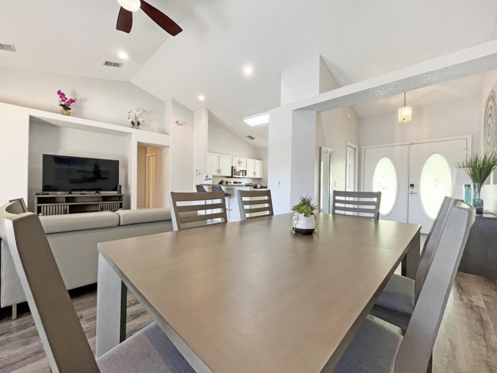 Lakeside Sunset Vacation Rental in Davenport - RedAwning