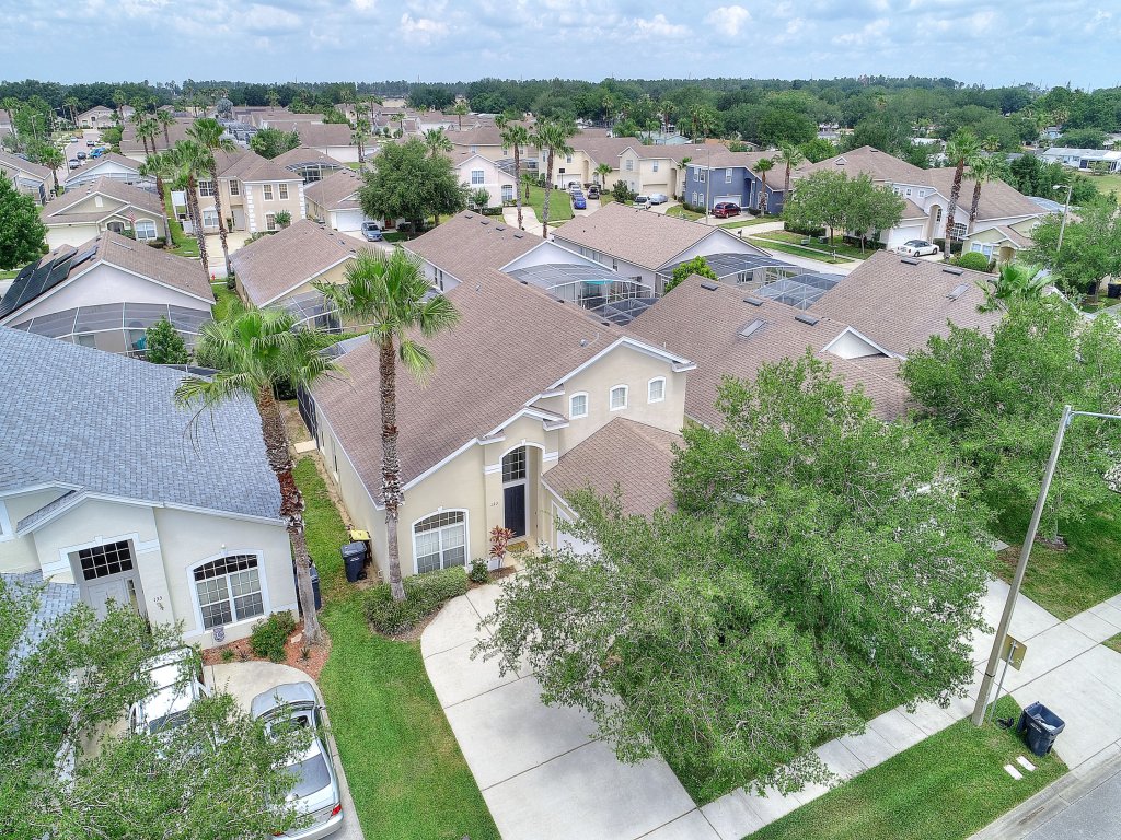 2 Suites, 1 King, 5 beds: Pool. Games Room #810 Vacation Rental in Davenport - RedAwning
