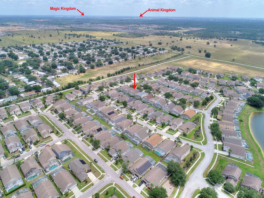 2 Suites, 1 King, 5 beds: Pool. Games Room #810 Vacation Rental in Davenport - RedAwning