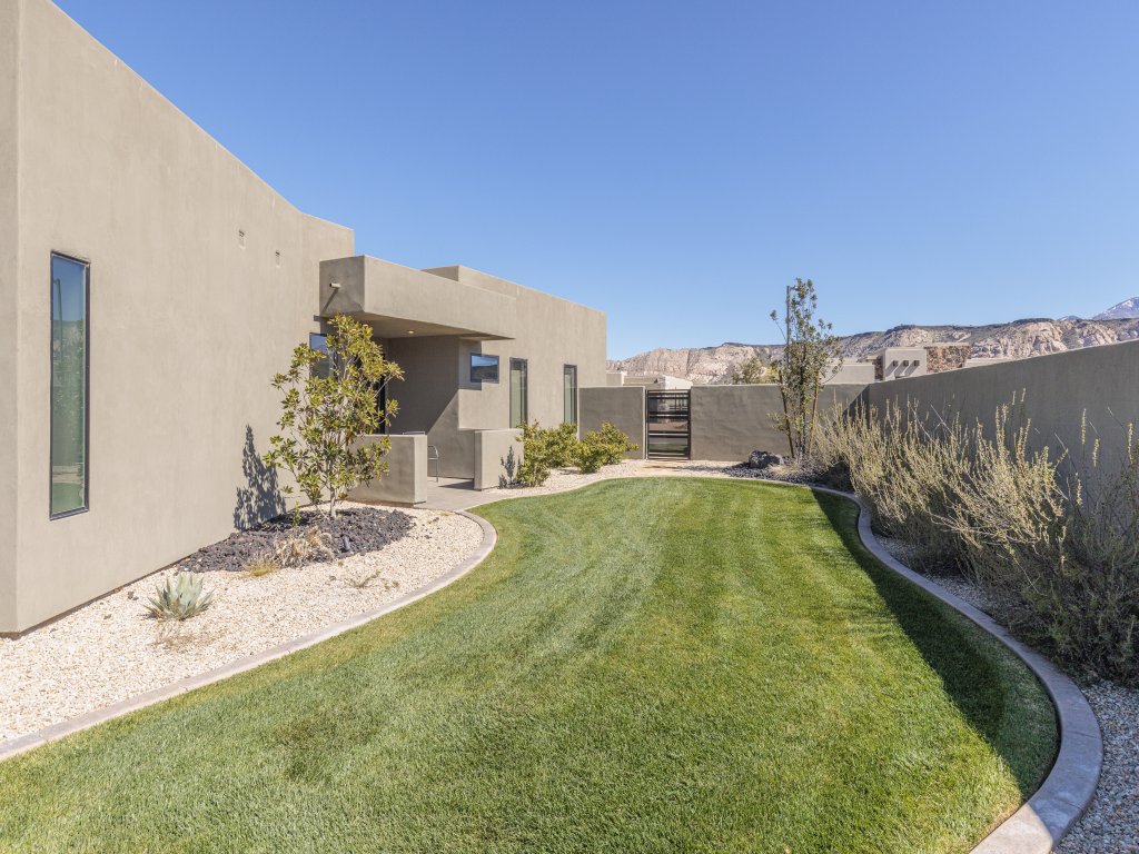 Exclusive Pool Villa Vacation Rental in St. George - RedAwning