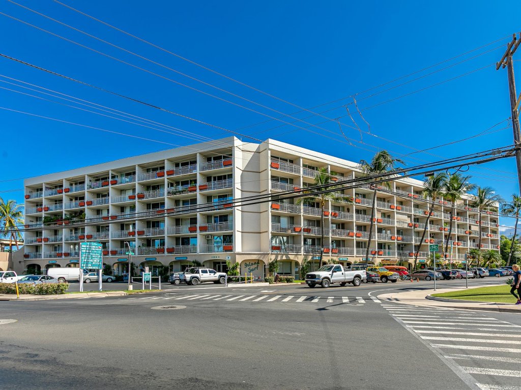 Island Surf 200 Vacation Rental in Kihei - RedAwning