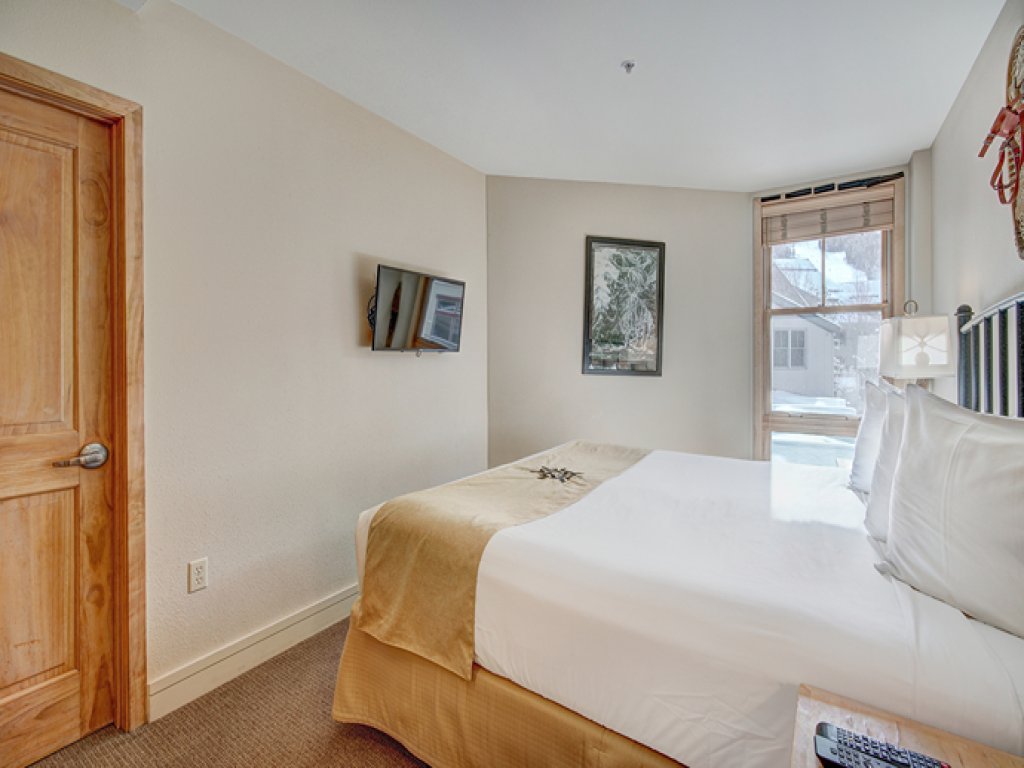 Premier Silver Mill 8181 - 2Br-Walk to Slopes! Kids Ski Free! Vacation Rental in Keystone - RedAwning