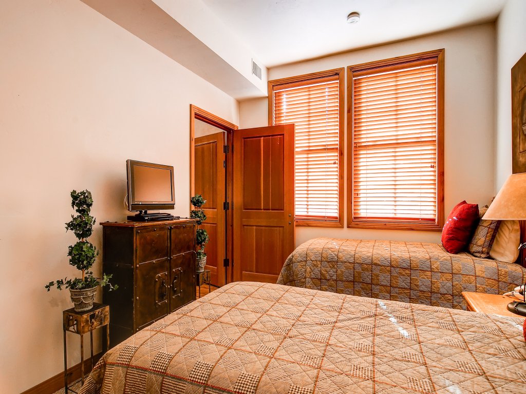 Lift Lodge 203 Vacation Rental in Park City - RedAwning