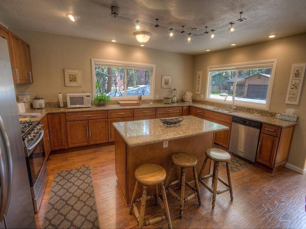 CYH1098 - Corner Pocket Chalet Vacation Rental in California - RedAwning
