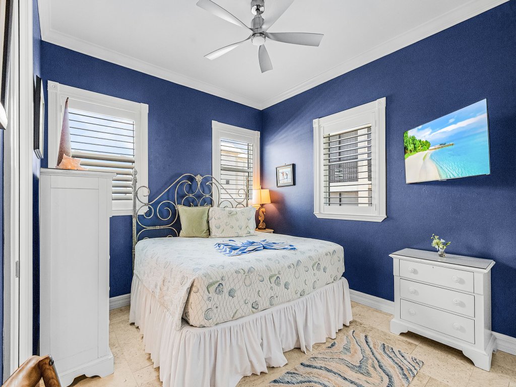 30 Island Girl Oceanfront Luxury: Sunset Views, Pool, Beachfront Vacation Rental in Fort Myers Beach - RedAwning