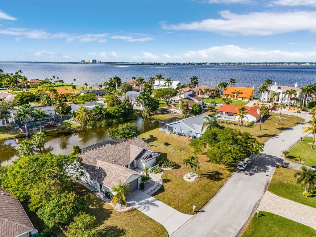 14927 Sunseeker: Heated Pool, Spa, Water Views, Beach Vacation Rental in Fort Myers - RedAwning