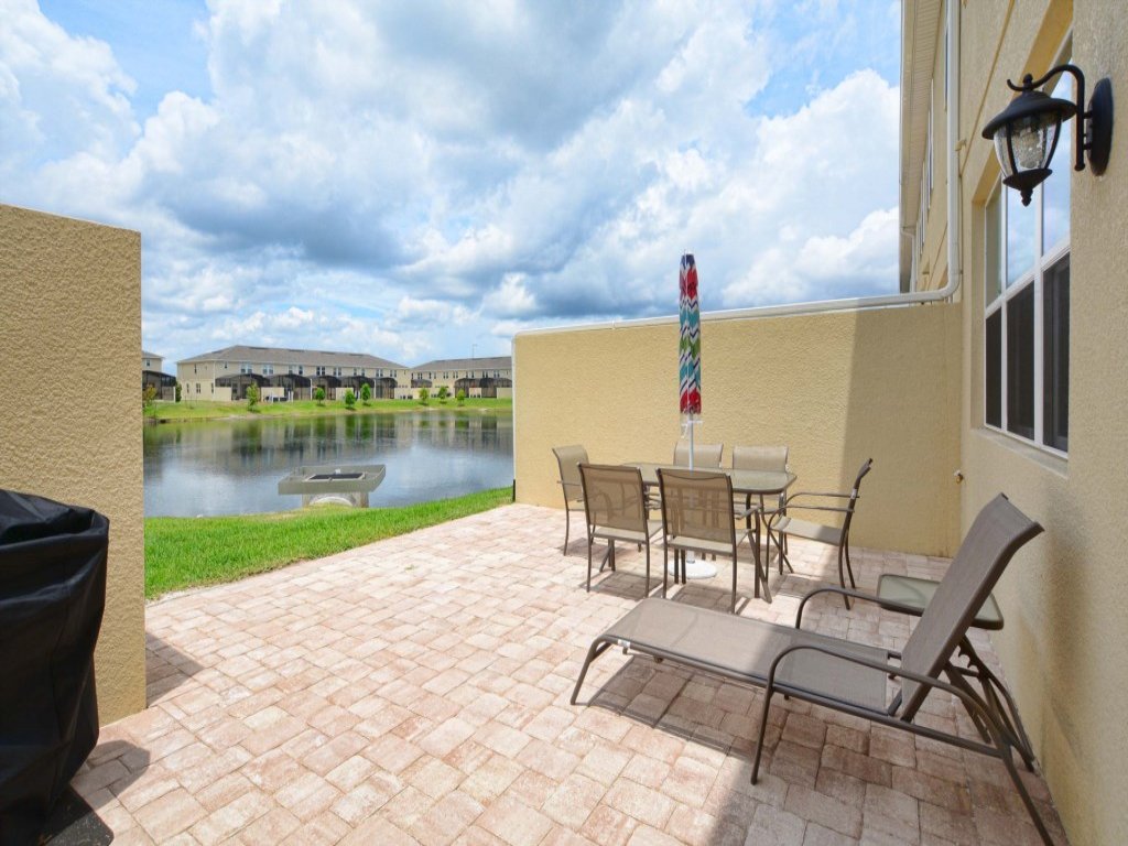 Beautiful Townhome with Lakeview!  Community Pool, Free Wifi, Modern, Great Location!! Vacation Rental in Kissimmee - RedAwning
