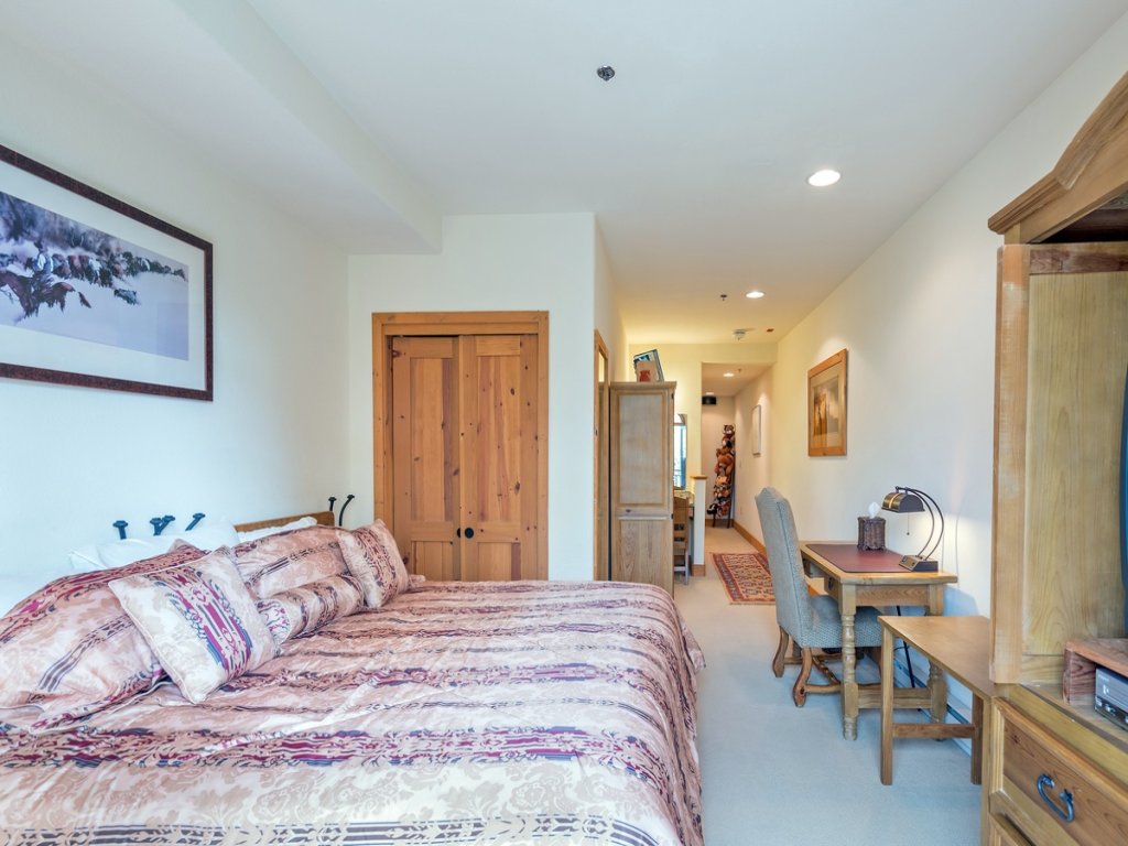 Bear Creek Lodge Deluxe Apartment Vacation Rental in Mountain Village - RedAwning