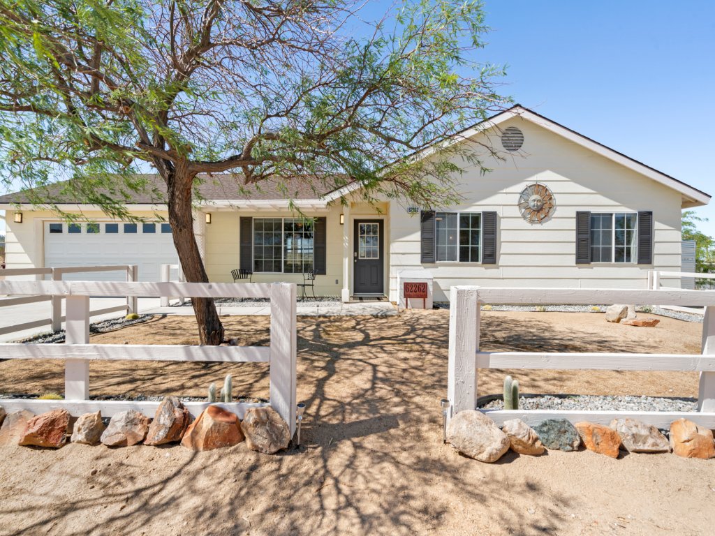 Golden Desert Ranch - Hot Tub, Fire Pit and BBQ! Vacation Rental in California - RedAwning
