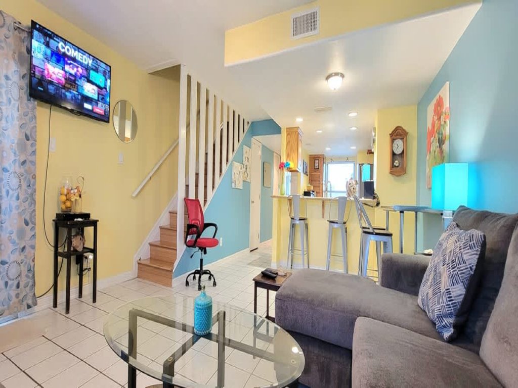 * Near Beach * Cute & Cozy Pool Vacation Rental in South Padre Island - RedAwning