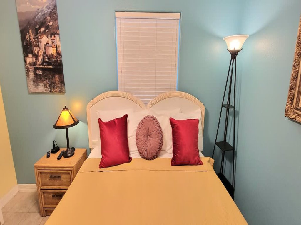 * Near Beach * Cute & Cozy Pool Vacation Rental in South Padre Island - RedAwning