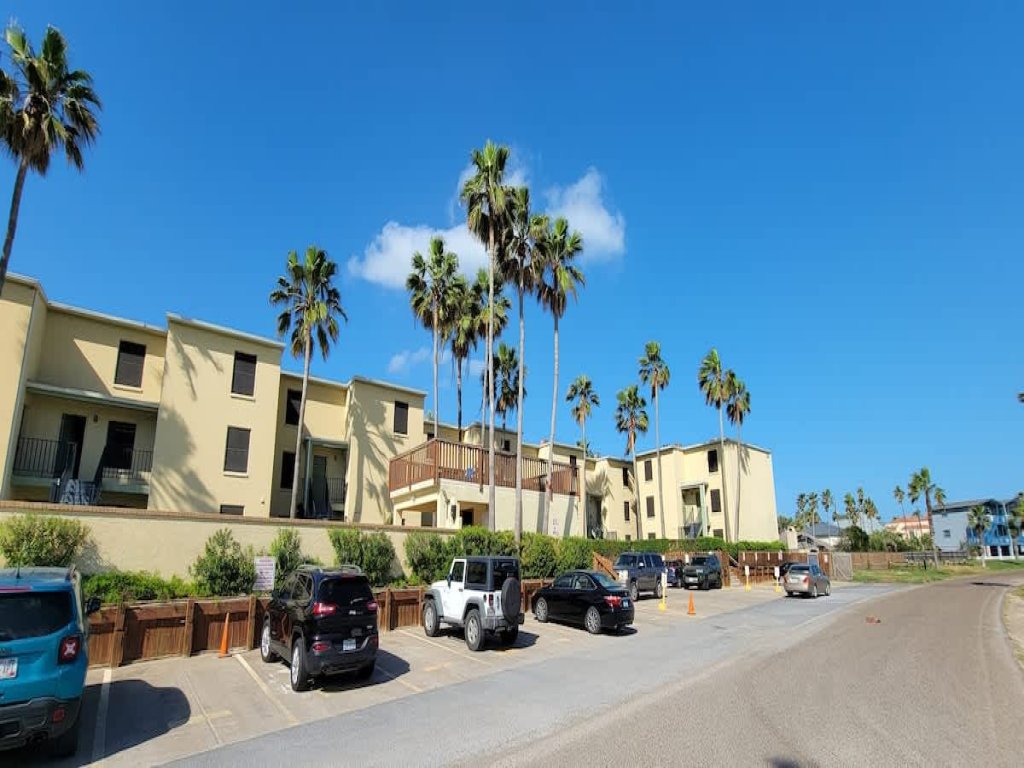 * Near Beach * Cute & Cozy Pool Vacation Rental in South Padre Island - RedAwning