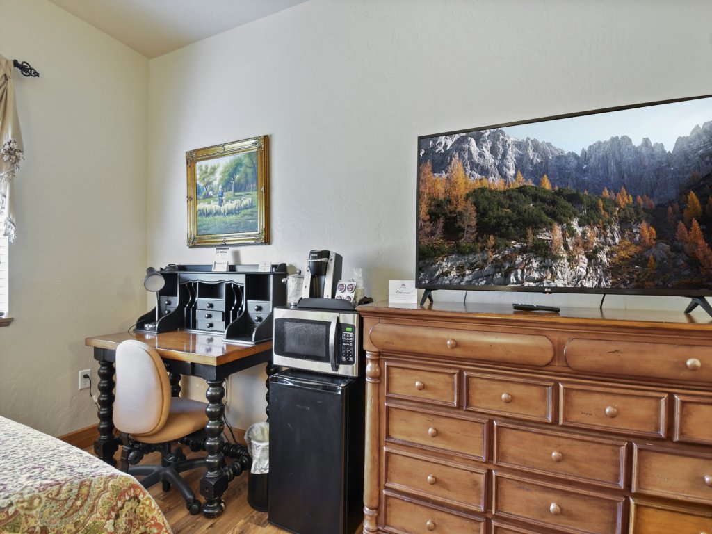 Villa 1025 2 Queen Beds - 1 Bedroom 1 Bath No Kitchen Vacation Rental in Midway - RedAwning
