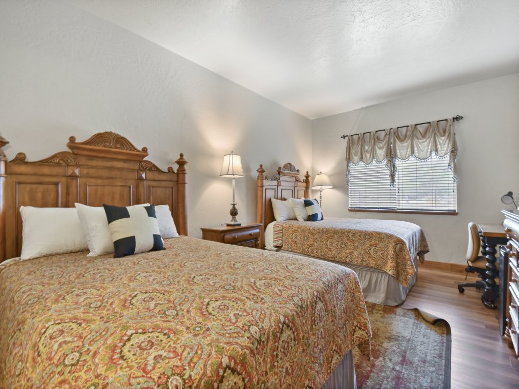 Villa 1025 2 Queen Beds - 1 Bedroom 1 Bath No Kitchen Vacation Rental in Midway - RedAwning