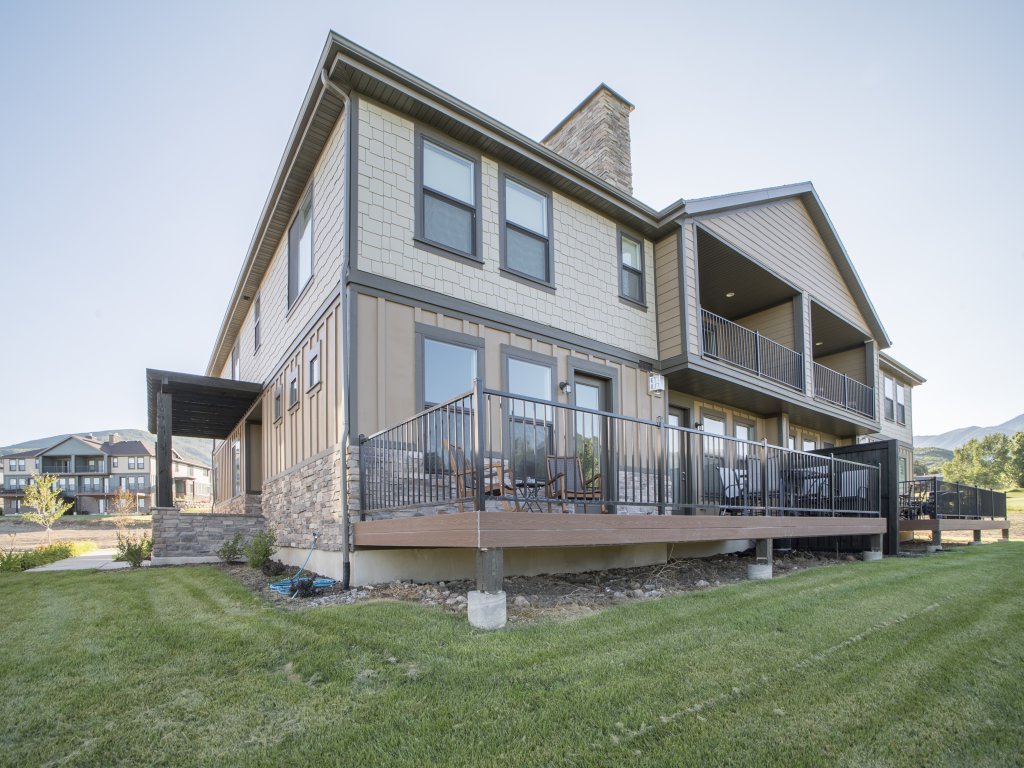 3 bedroom 3.5 bathroom Kanton 12 on the #1 Fairway at Homestead Vacation Rental in Midway - RedAwning