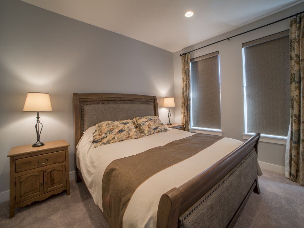 3 bedroom 3.5 bathroom Kanton 12 on the #1 Fairway at Homestead Vacation Rental in Midway - RedAwning